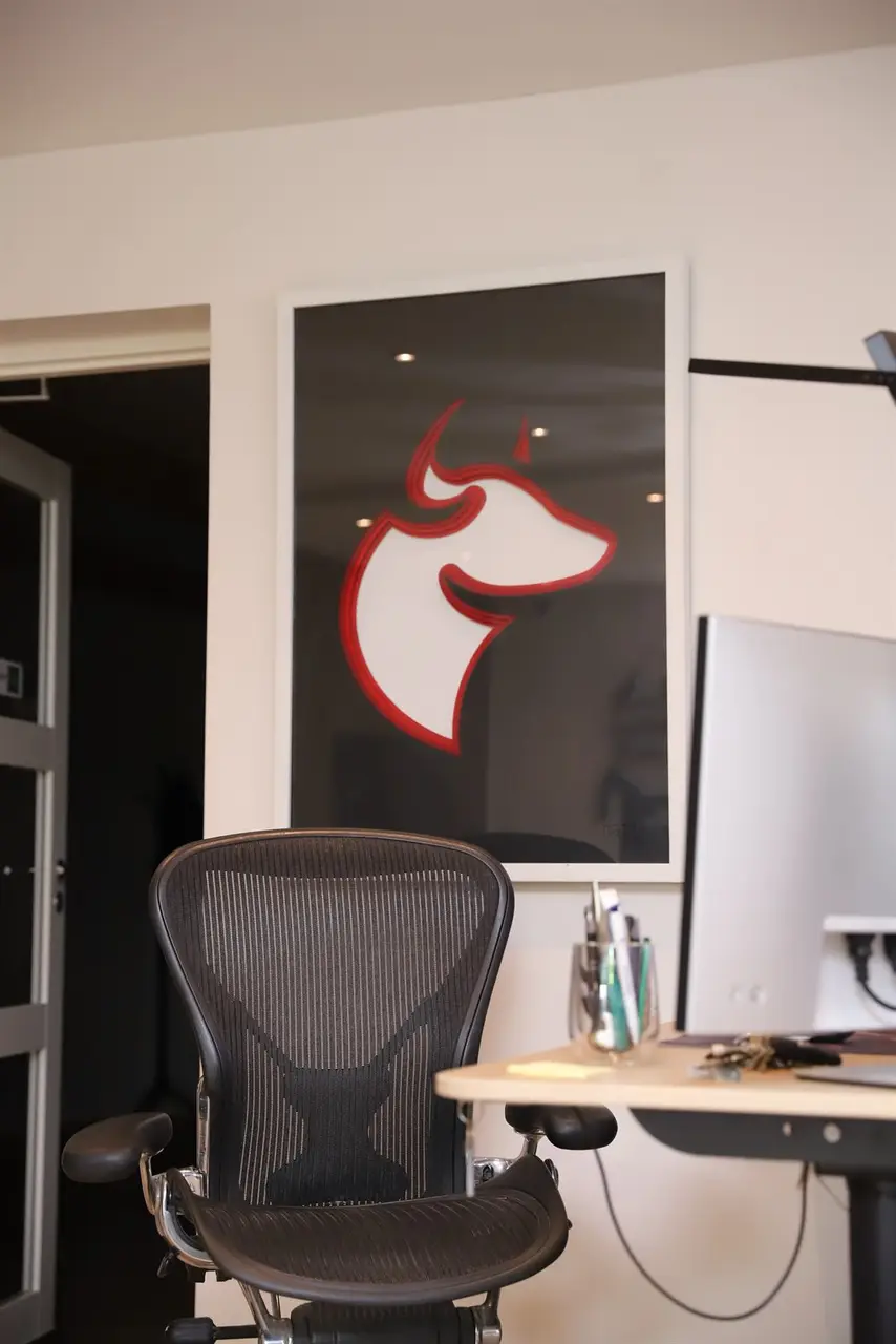 Bull-kunst og Herman Miller stol