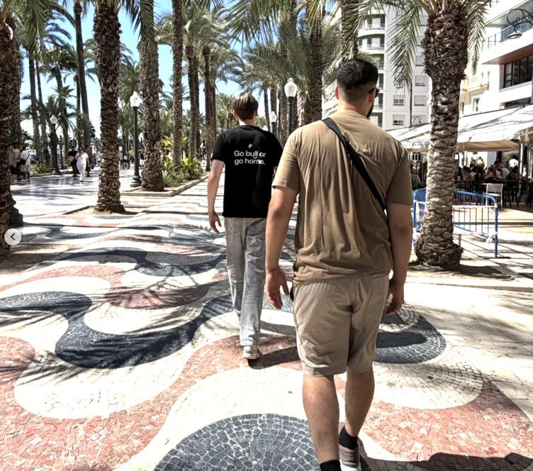 To kollegaer går ned ad Explanada de España