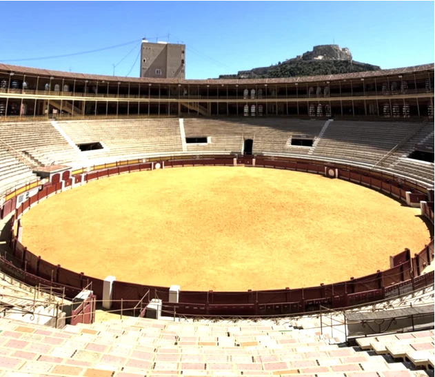 Den tomme arena med borgen på bjerget bagved