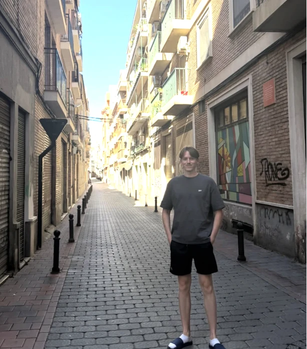 En stille sidegade midt på eftermiddagen