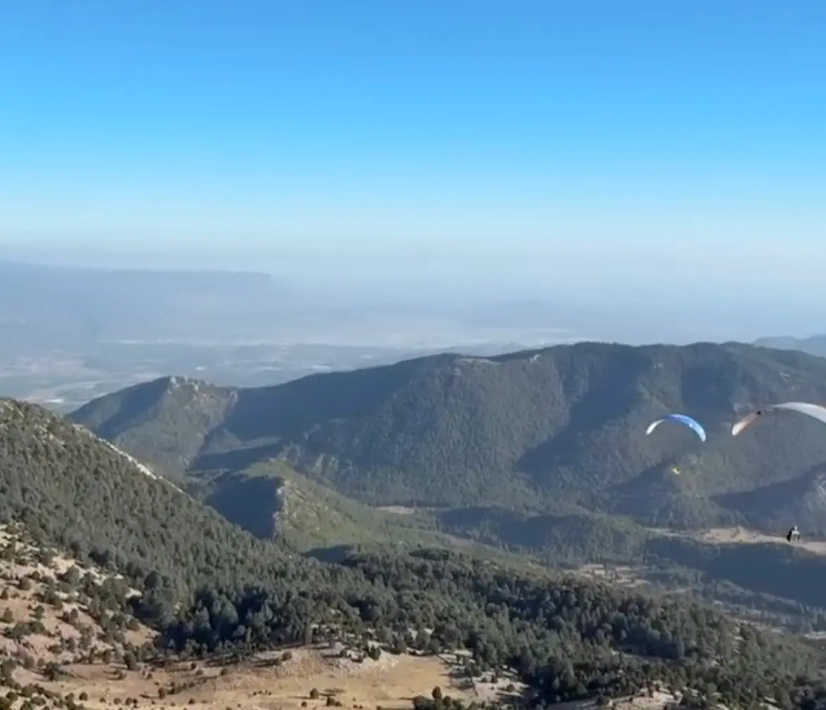 Paraglidere over bjergene ved Ölüdeniz