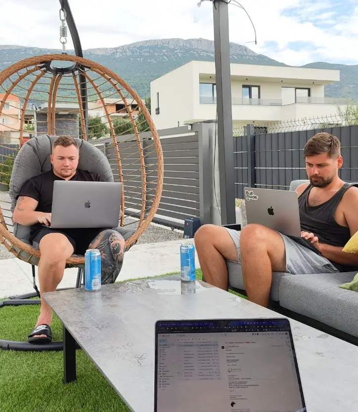 To kollegaer arbejder ved poolen