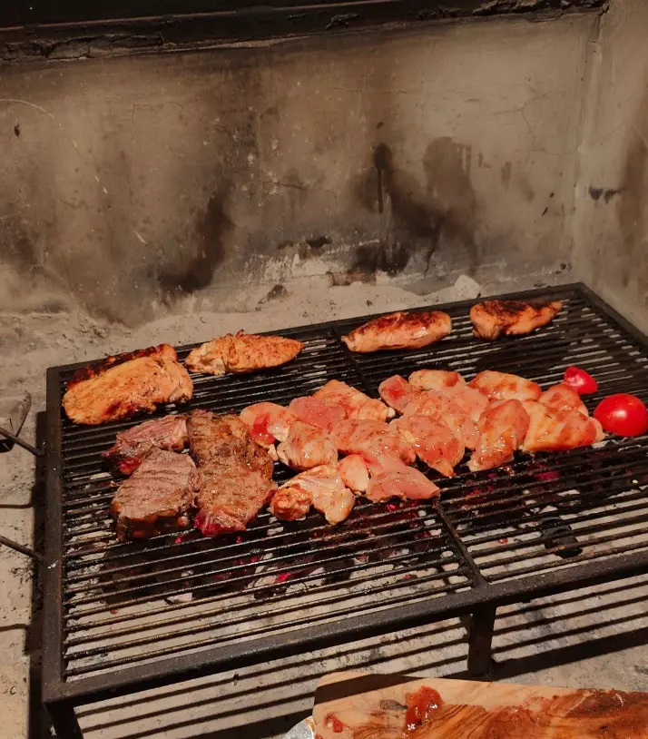 Kød og grøntsager på grillen