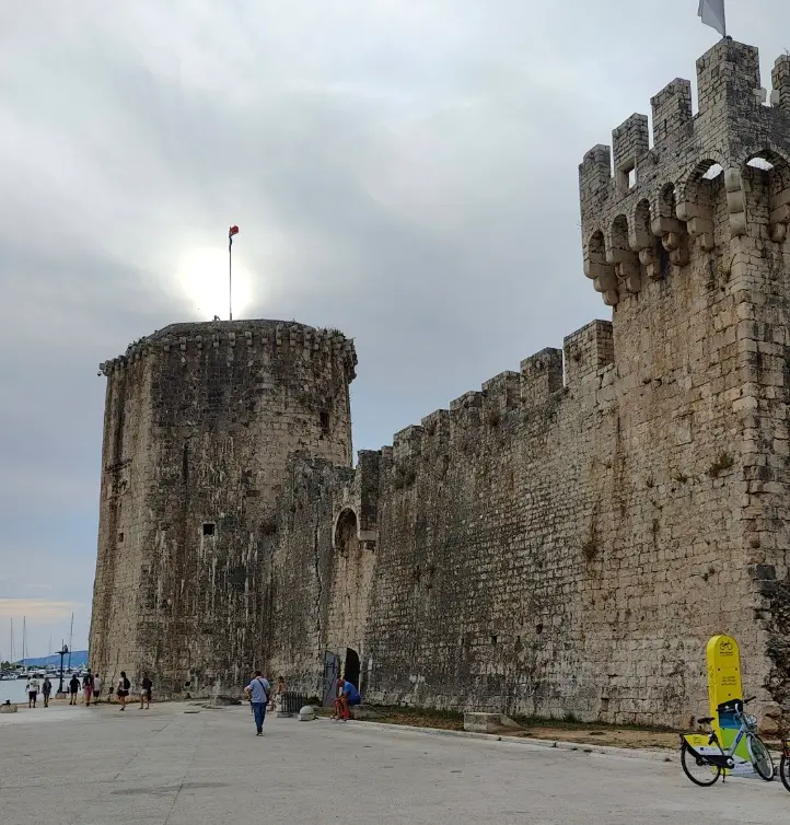 Den historiske bymur i Trogir