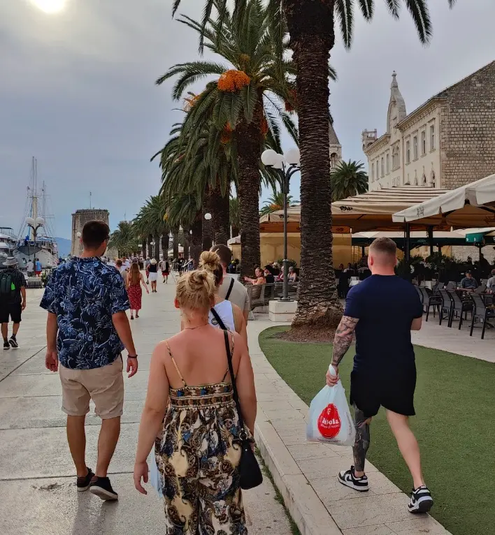 Flokken går langs havnepromenaden