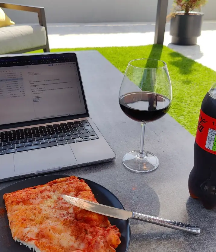 Workation-frokost med laptop og vin