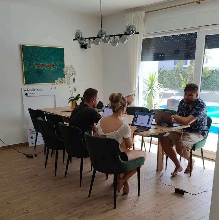 Flokken arbejder sammen ved spisebordet