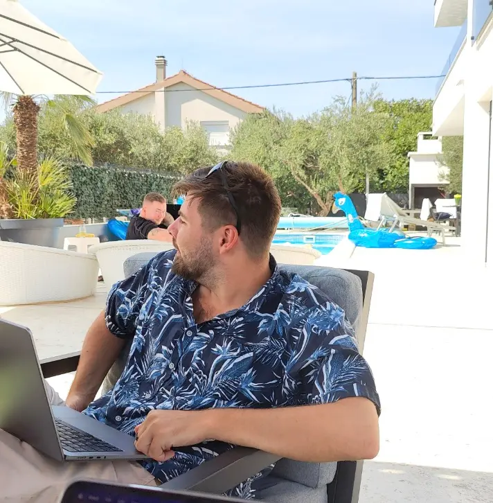 Arbejde fra loungen ved poolen