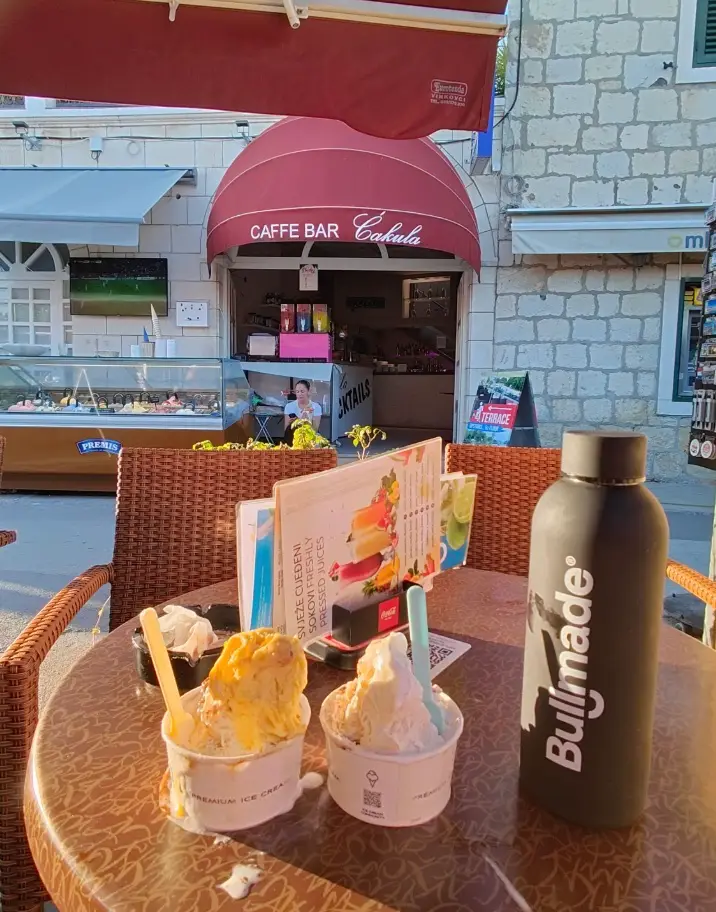 Is og Bullmade-drikkedunk på café i Split