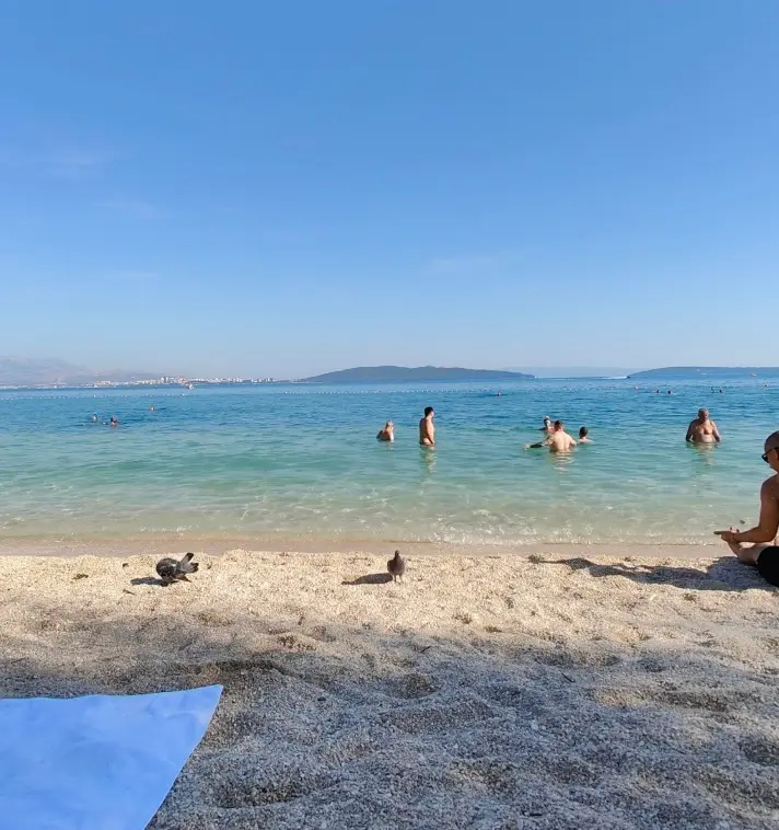 Stranden og det klare Adriaterhav ved Split
